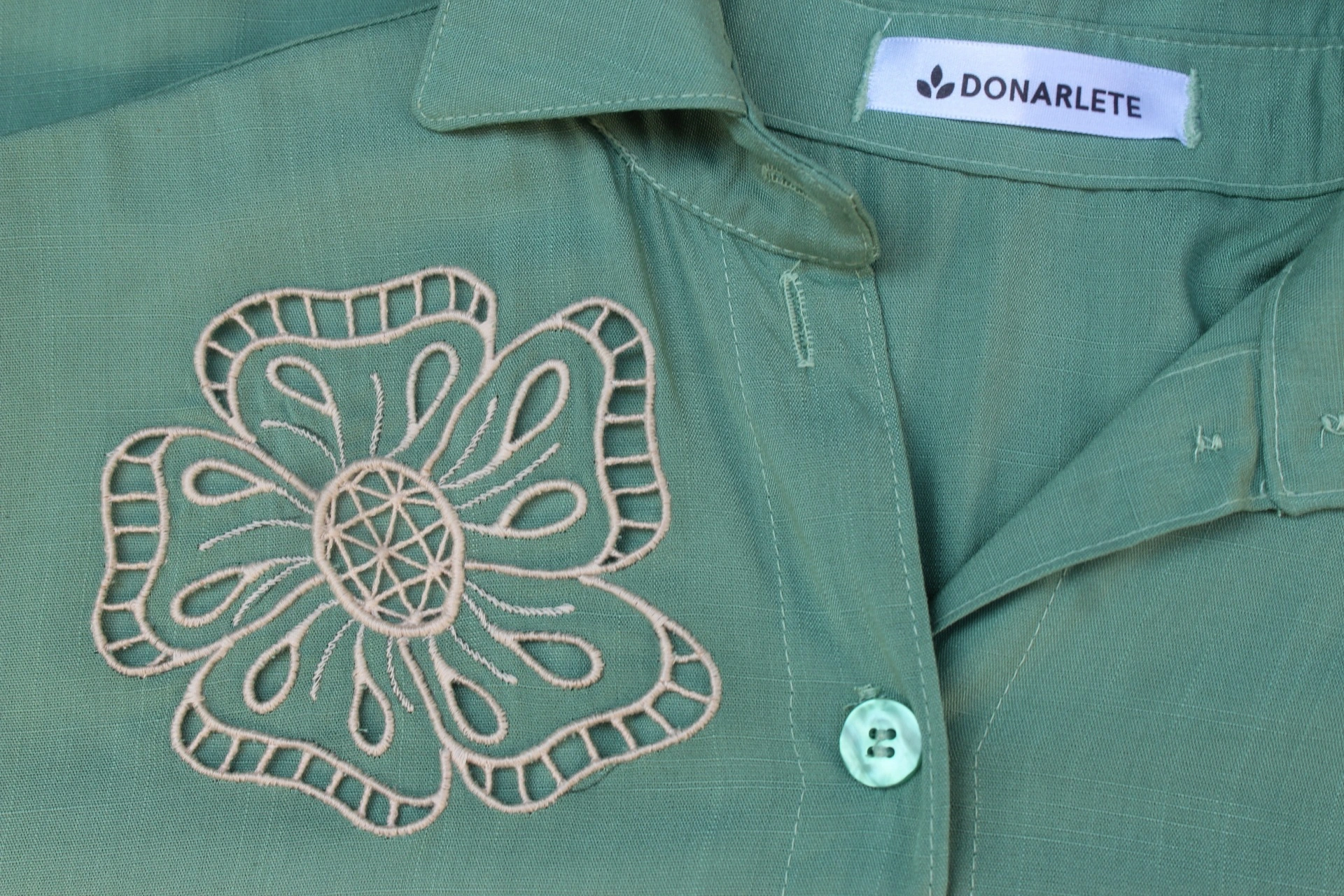 Bordado artesanal — detalhe do trabalho das artesãs